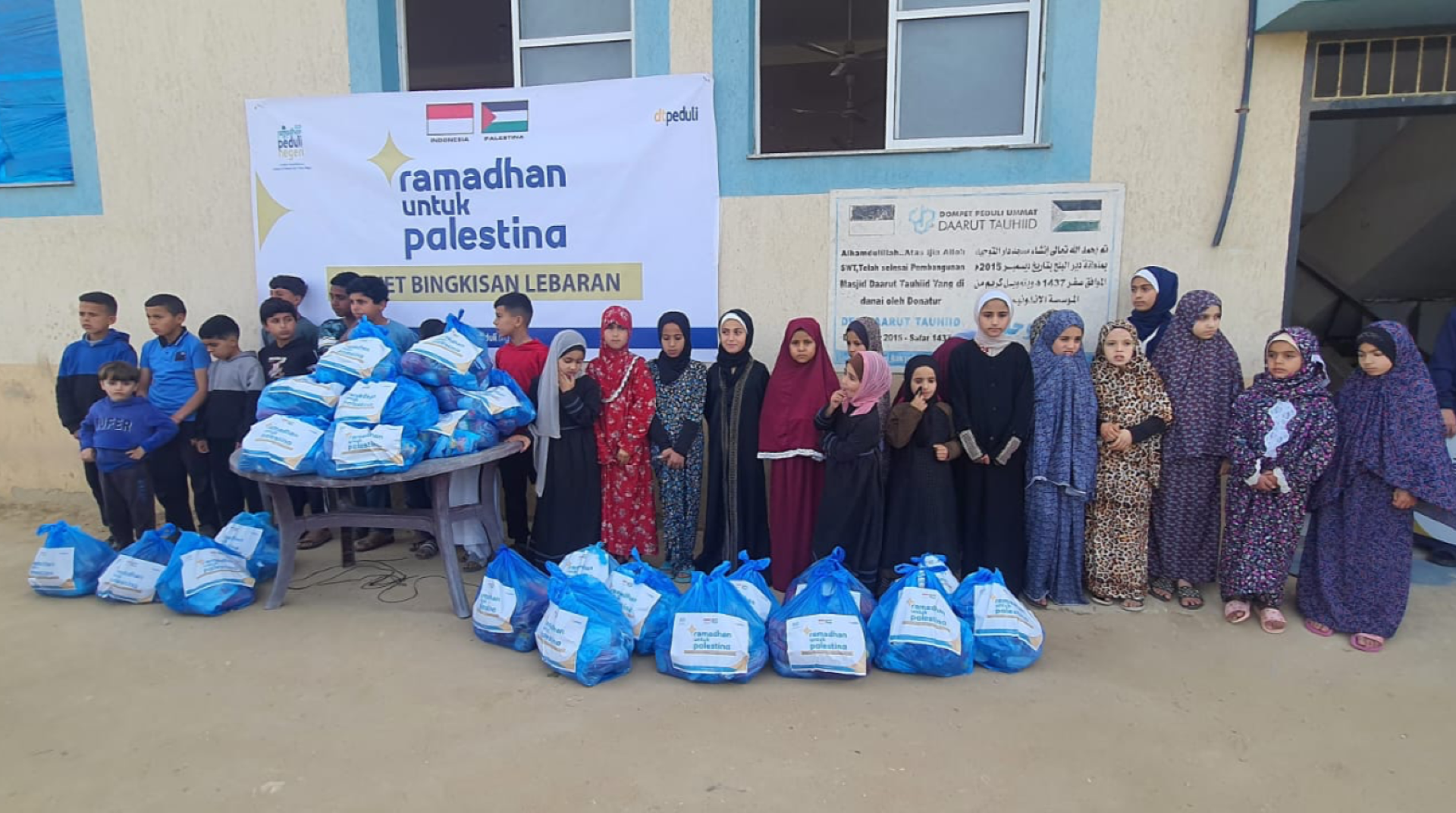 DT Peduli distributing Eid gifts to families in North Gaza.