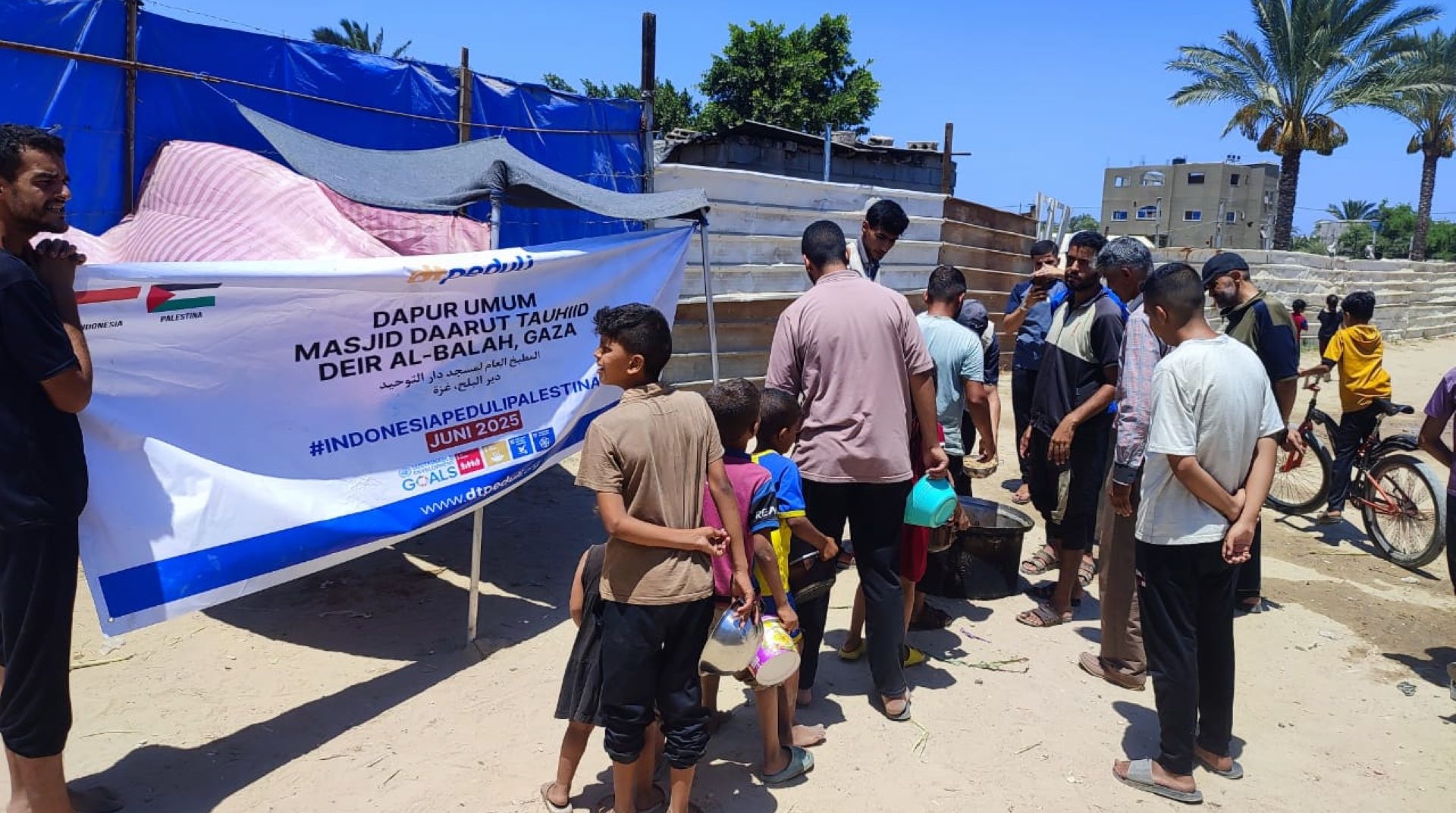 Hot meals being distributed to families in Gaza