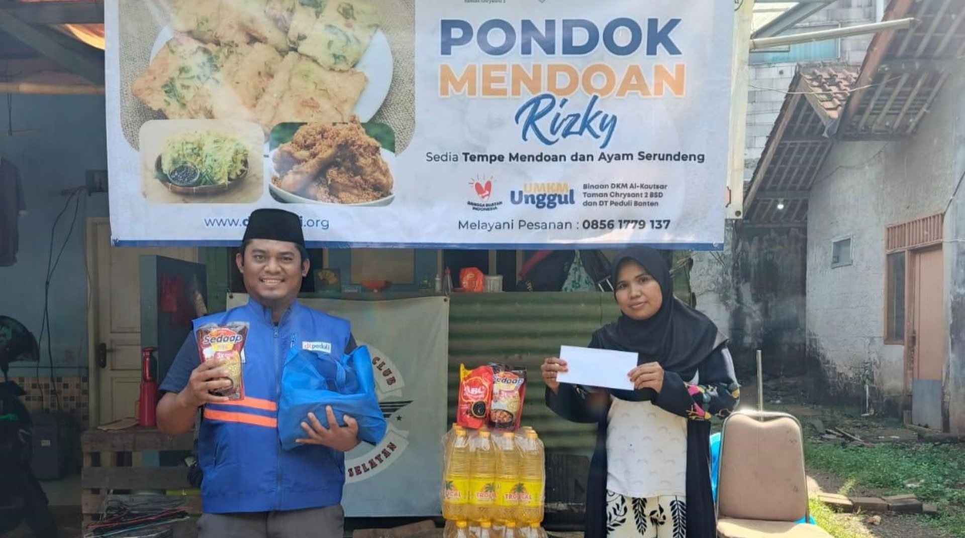 Business capital assistance being handed over to Lia, owner of Warung Mendoan Rizky.