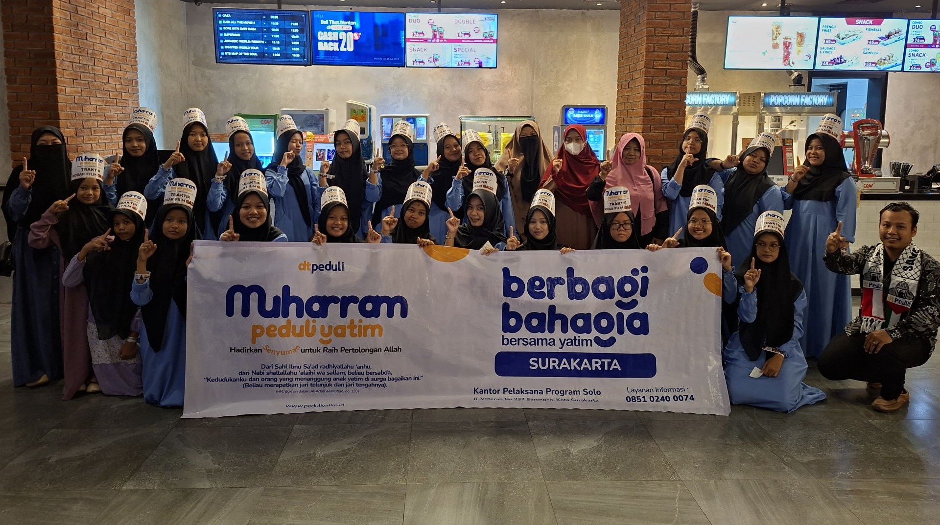 Orphans receiving aid packages and gifts during the Muharram Peduli Yatim program.