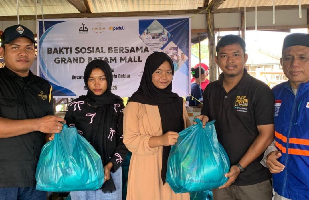Residents of Air Saga Island receiving food packages from DT Peduli Kepri.