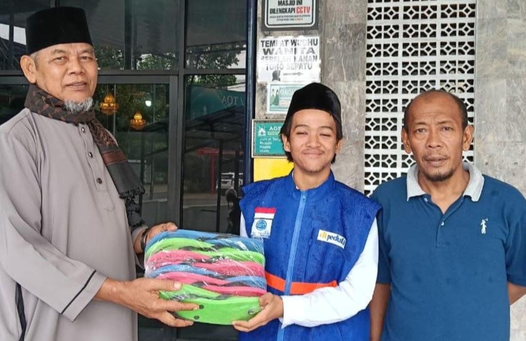 DT Peduli West Sumatra team distributing wudu sandals to a mosque in Padang.