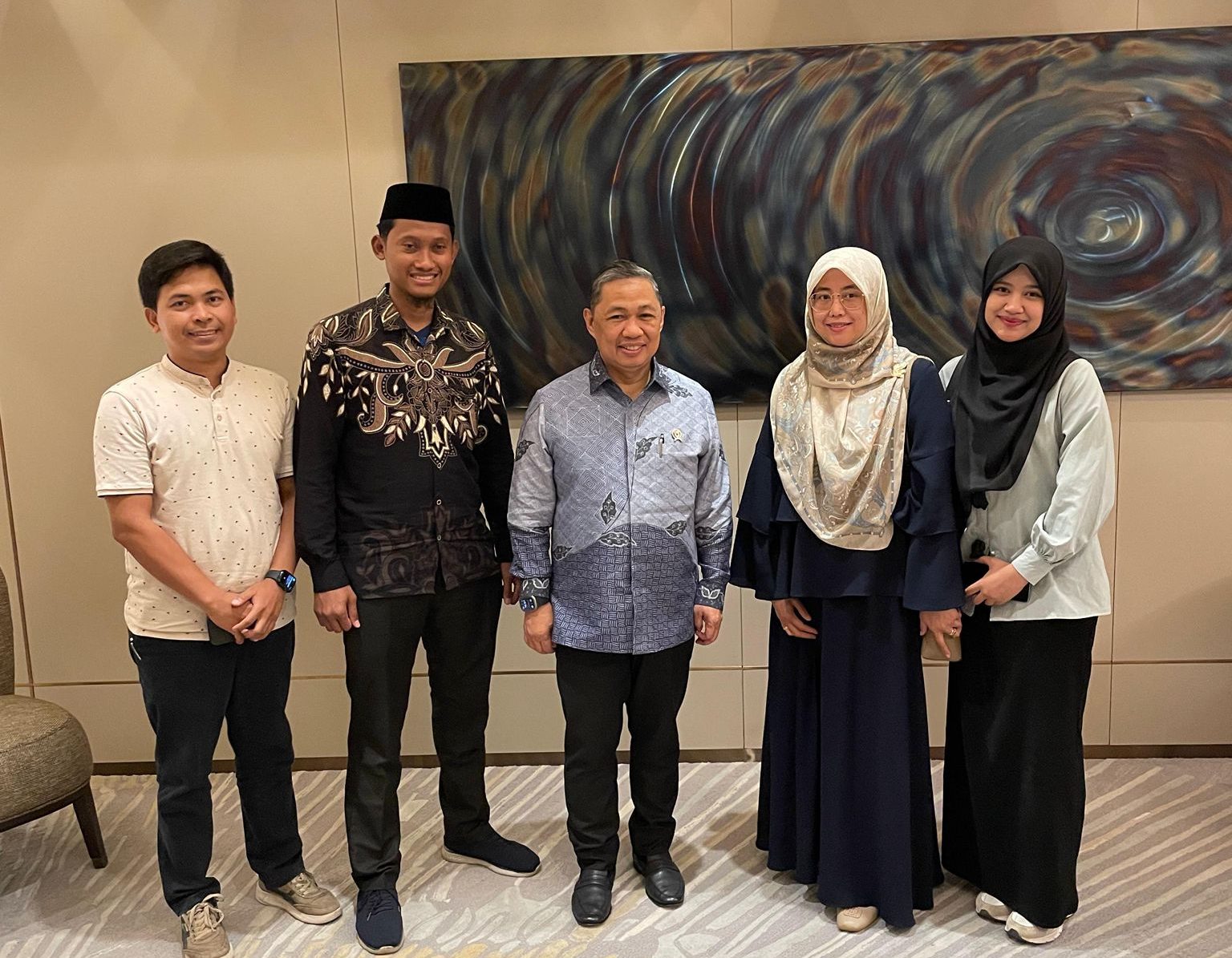 Raeny Damayanti of DT Peduli Türkiye meeting with Anis Matta, Indonesian Vice Minister of Foreign Affairs.