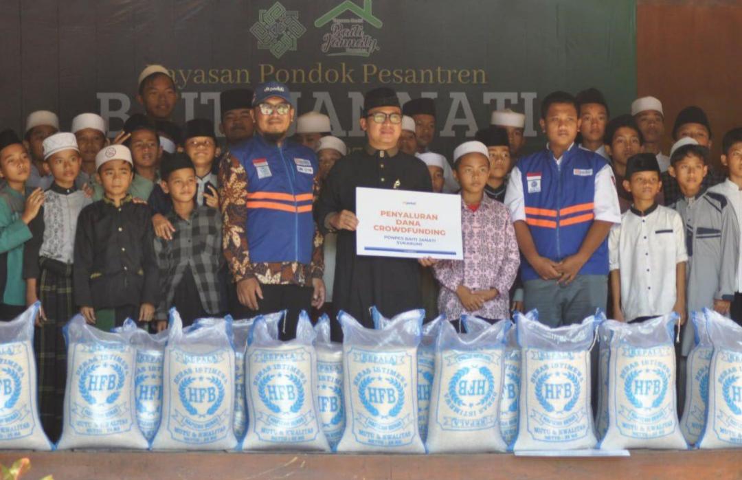 DT Peduli Sukabumi team delivering rice sacks to Pesantren Baiti Jannati.