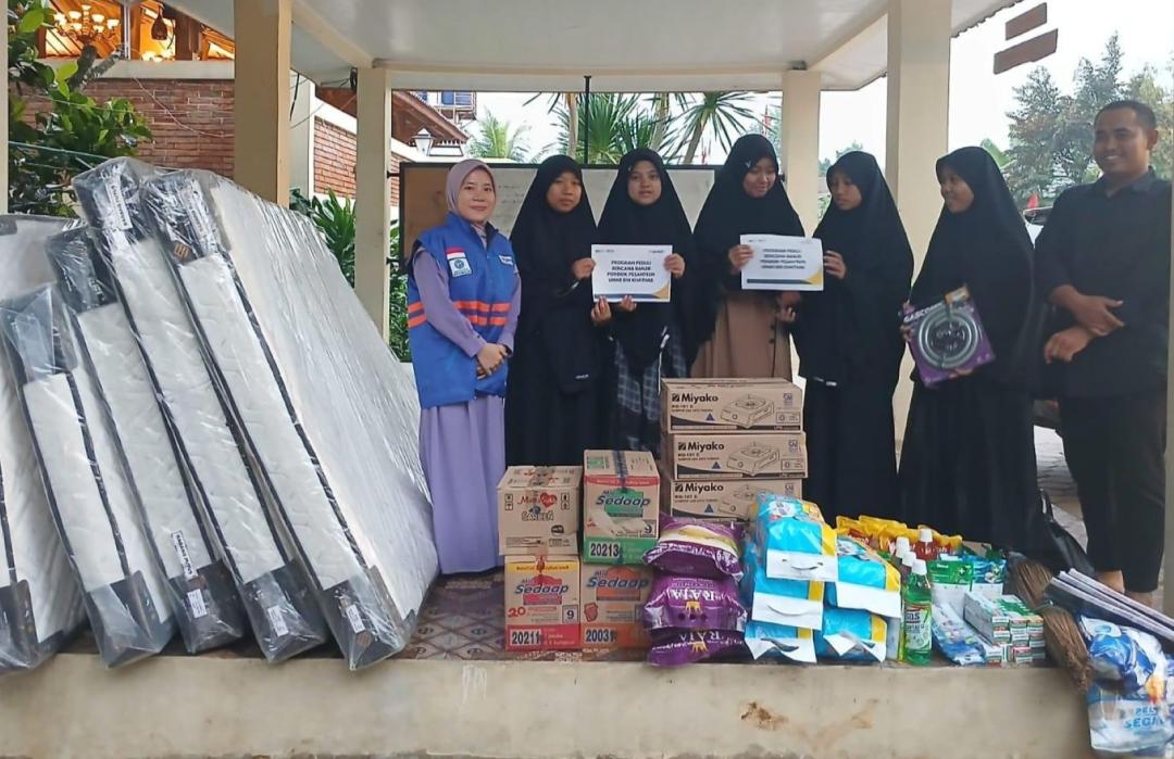 DT Peduli volunteers delivering aid to the flood-affected Umar bin Khattab Islamic Boarding School.