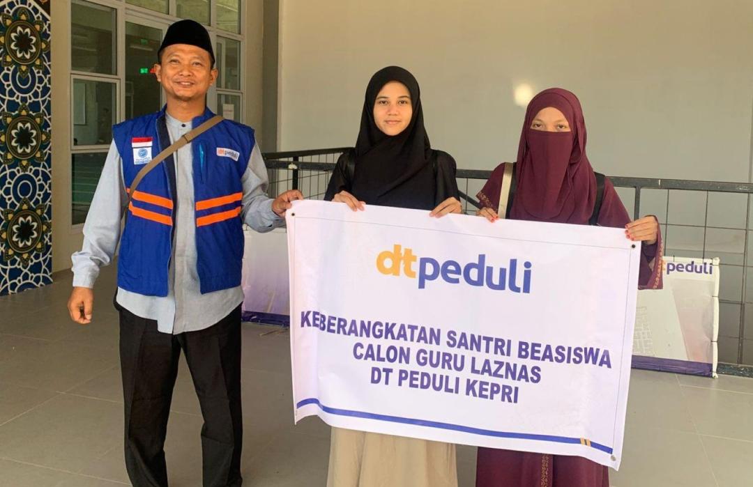 Scholarship recipients Anisa and Hafsah with DT Peduli Kepri representatives.