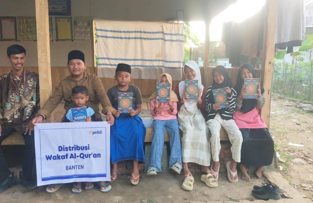 Students at TPQ Hijaiyah joyfully receiving new Qur'ans from DT Peduli.