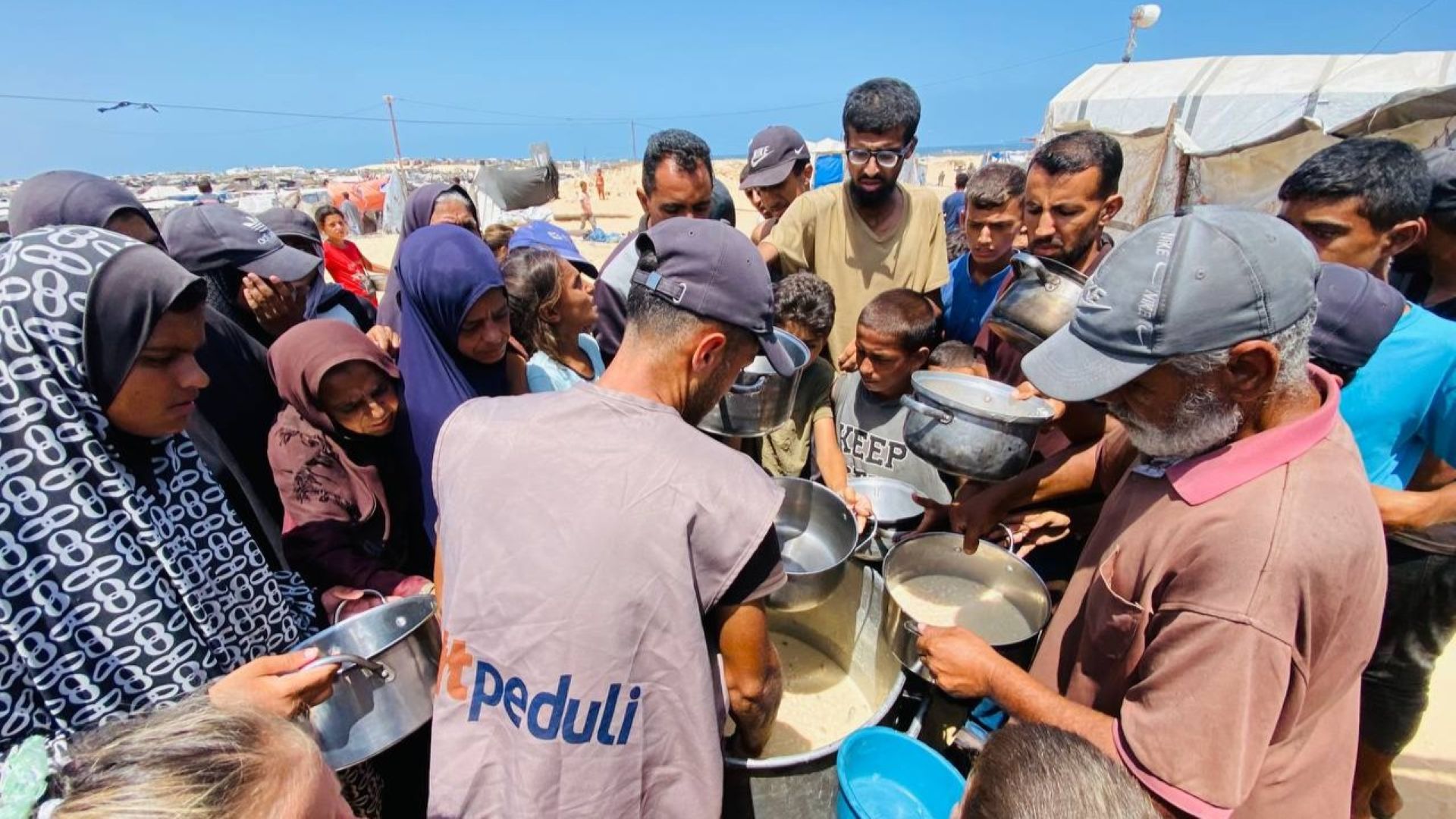 Hot meals being distributed to displaced residents in Khan Younis, Gaza.