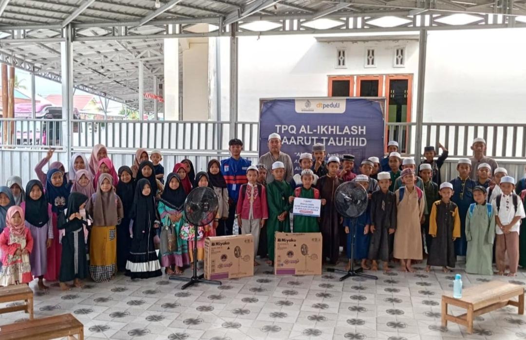 Electric fans being handed over to TPQ Al-Ikhlash Daarut Tauhiid in Batola.