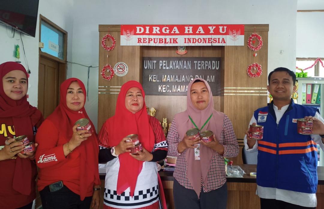 Distribution of canned corned beef to children in Mamajang Dalam, Makassar.