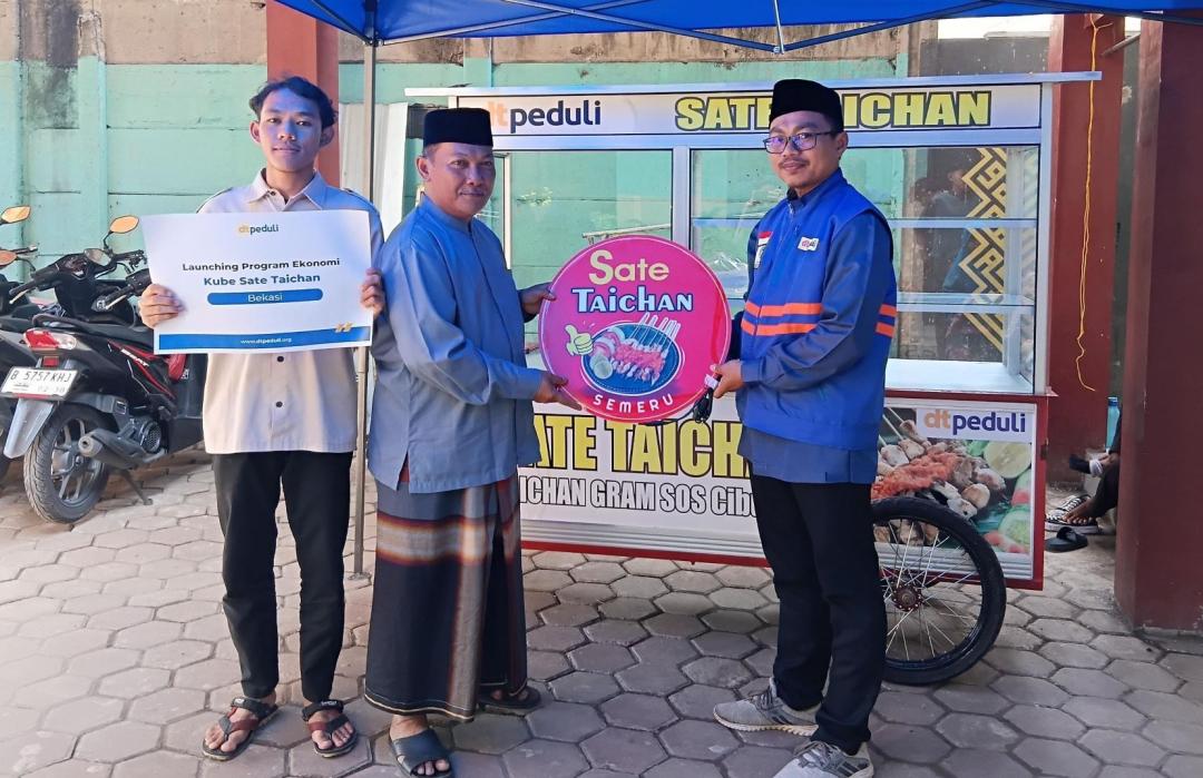 DT Peduli Cianjur and scholarship students assisting a microbusiness owner.