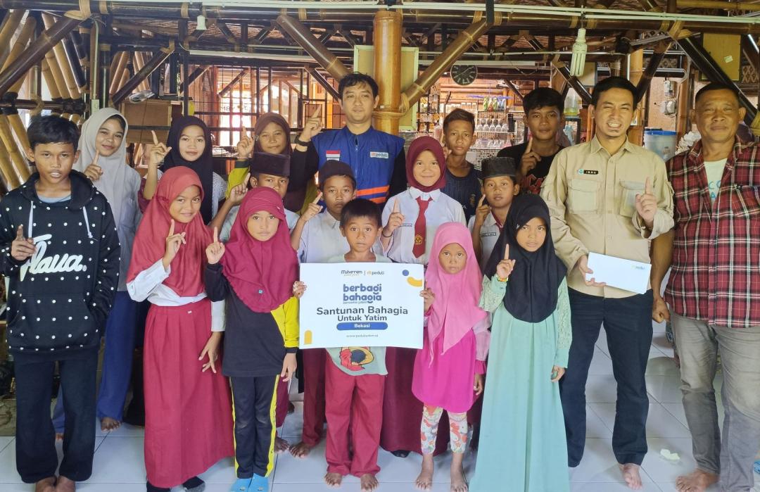 DT Peduli Bekasi team with children in Muara Gembong