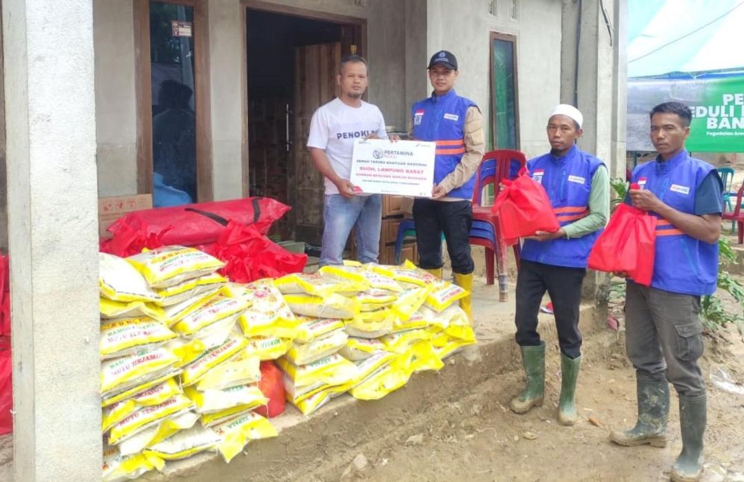 DT Peduli team delivering aid to flash flood survivors in West Lampung