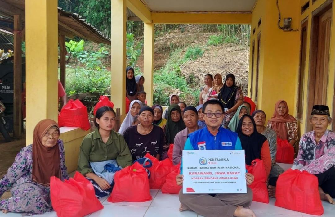 DT Peduli and Pertamina Patra Niaga teams distributing aid to Karawang earthquake victims.