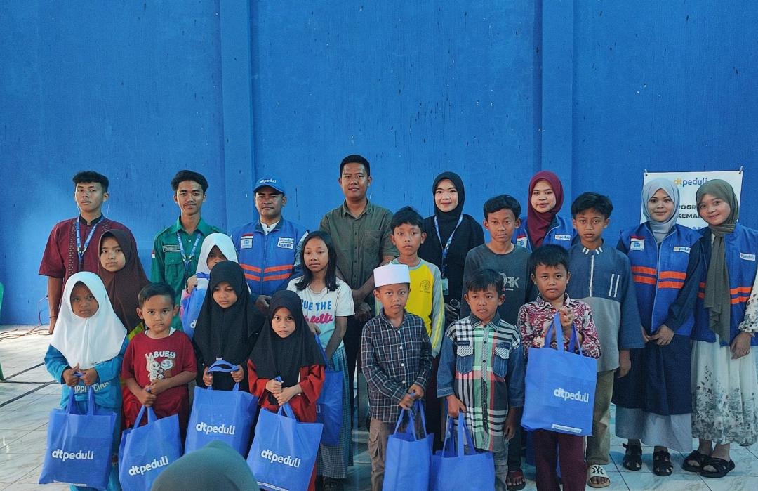 DT Peduli and Universitas Suryakancana students with children in Sukamaju Village