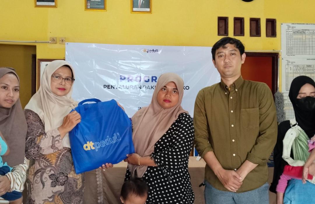 Fidyah Food Packages Distribution in Harapan Jaya